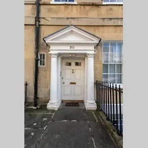 https://stylish-georgian-retreat-with-parking-space.tophotelsbath.com